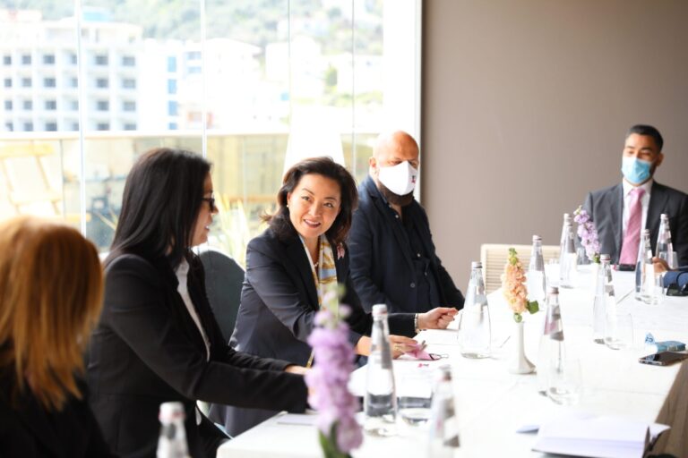 Ambasadorja Yuri Kim zbarkon në Vlorë: Kontribuoni për një demokraci më të fortë