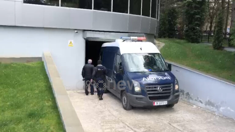 Nën masa të rrepta sigurie, mbërrin në Gjykatën e Korçës Zani Çaushi