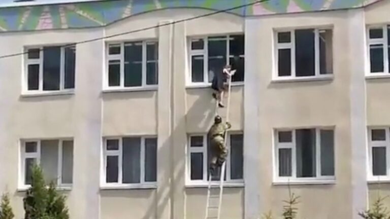 Pamje të rënda/ Sulm në një shkollë, nxënësit hidhen nga kati i katërt për të shpëtuar (VIDEO)