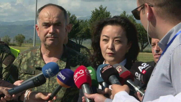 Ambasadorja Kim pret ushtarët në Rinas: Ngjarje historike për Shqipërinë, ka benefite ekonomike