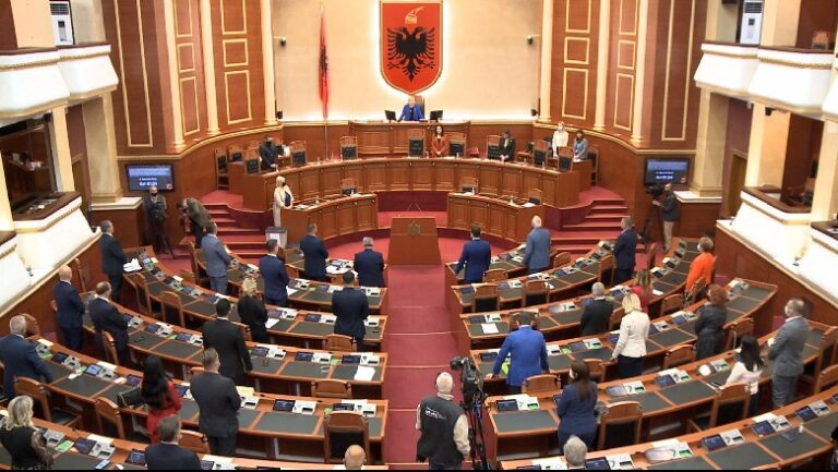 Kuvendi mban një minutë heshtje në nder të Bashkim Finos