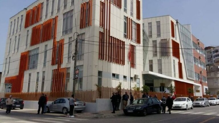 Policia: Burri vrau gruan, u plagosën dy persona, sekuestrohen kallashnikov dhe thikë