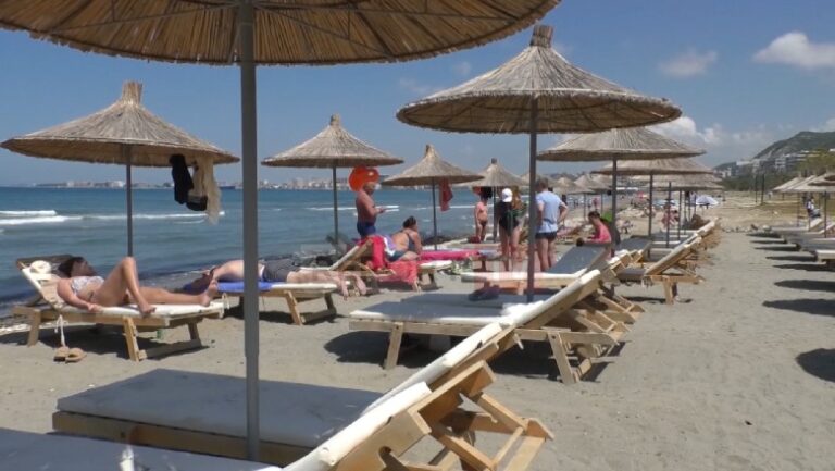 Të huajt zbarkojnë në Vlorë: Nuk kemi frikë nga Covid-19, Shqipëria e vaksinuar