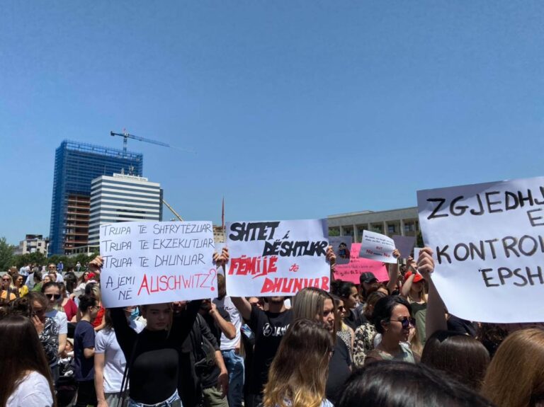 Protesta kundër abuzimeve seksuale, kreu i KMSH: Raste të tilla duhen dënuar, kemi detyrim të reagojmë ndaj së keqes