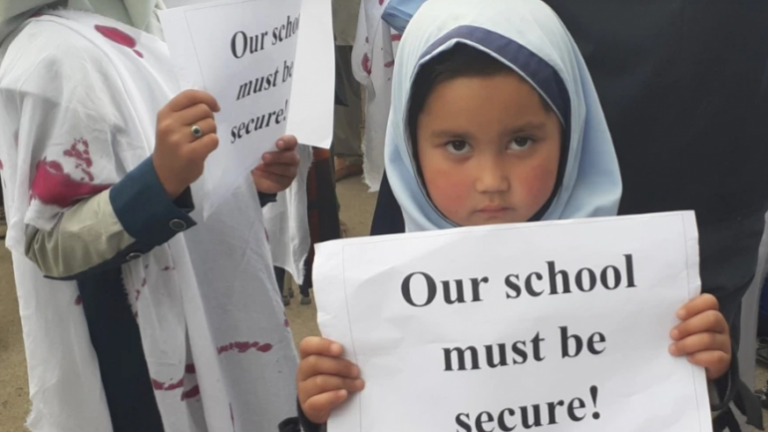 Sulmi në një shkollë në Kabul, shkon në 100 numri i viktimave