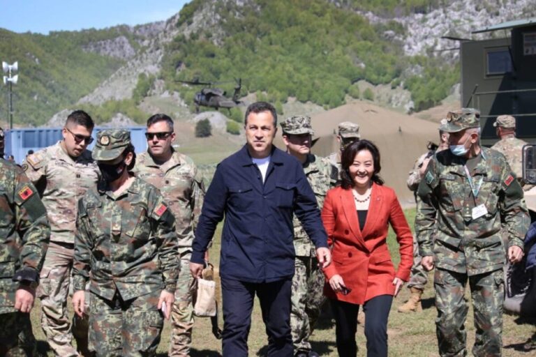 Peleshi e ambasadorja Kim ndjekin stërvitjen e trupave amerikane dhe shqiptare në Bizë (VIDEO)
