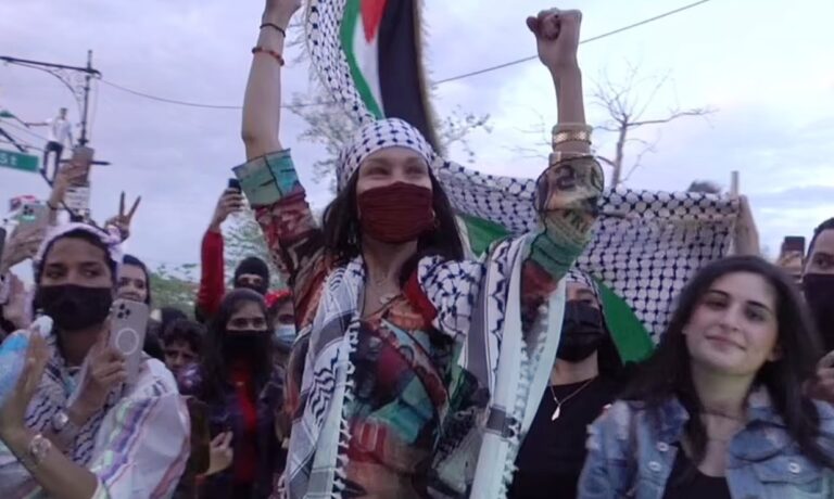 Bella Hadid zbret në rrugë, në mbështetje të palestinezëve