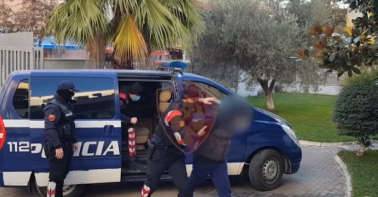 Qëllonte me pushkë në mes të fshatit, arrestohet 40-vjeçari në Burrel