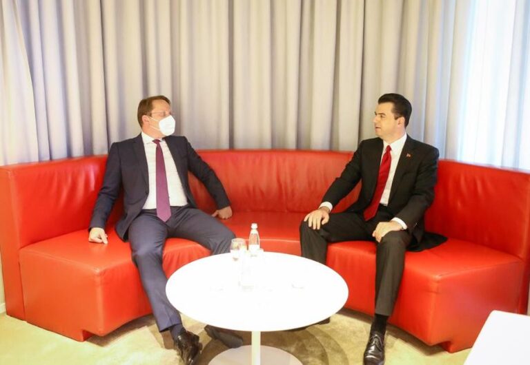 Takimi i Bashës me Varhelyin, PD: E njohu komisionerin me manipulimin masiv të zgjedhjeve