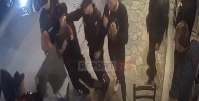 Përplasje në Sarandë/ Kryekamarieri refuzon dhe shtyn efektivin, momenti kur policët e mbërthejnë (VIDEO)