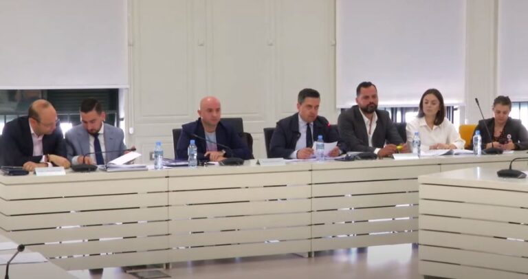 Votimi i dyfishtë në Gjirokastër/ LSI hedh faktet: 73 raste të dyshimta. PD: Të dhënat janë të qarta