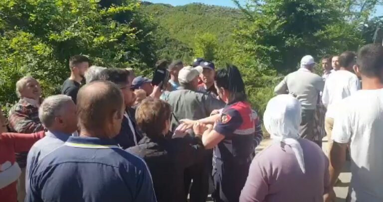 Banorët e fshatit përleshen me policinë për ujin, lëndohet rëndë njëri prej tyre (VIDEO)