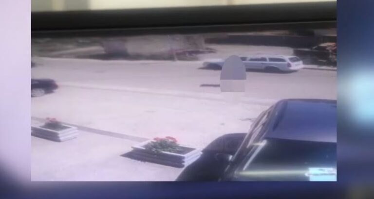 Bathore/ Harron të ngrejë frenat, makina përfundon në kanal (VIDEO)