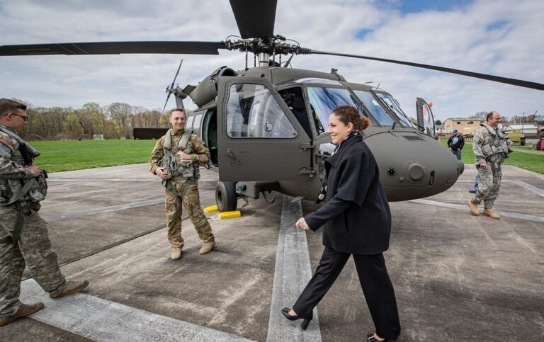 Zyrtari amerikan jep lajmin e madh: Shqipëria do të marrë helikopterë “Black Hawk”