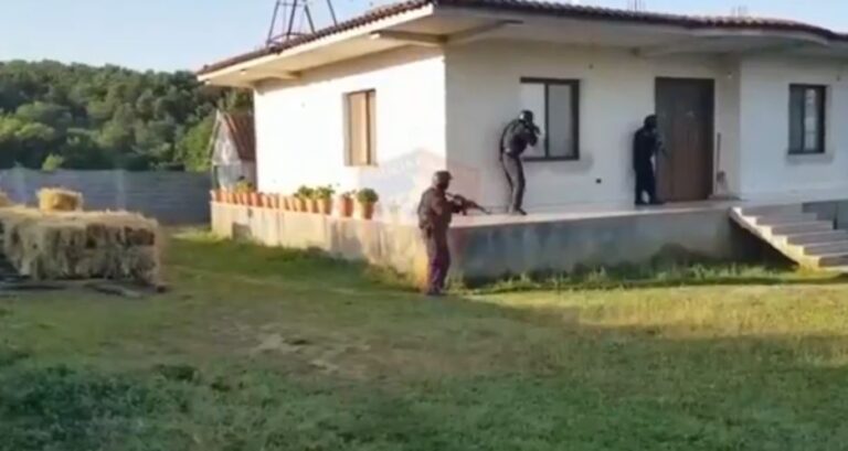 “Policia jemi, hape derën”/ RENEA e FNSH shkatërrojnë laboratorë e sera me kanabis (VIDEO)