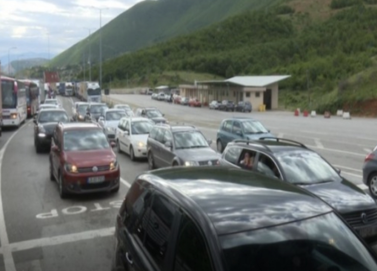 Kosova ‘pushton’ Shqipërinë, 20 mijë vetë vijnë për fundjavë në bregdet