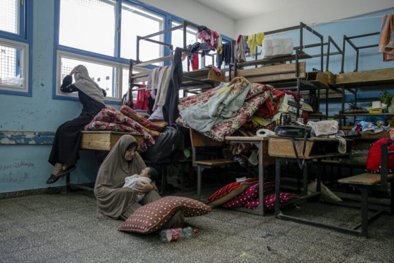 Me foshnjën e porsalindur në krah, gruaja palestineze: Kemi nevojë për rroba dhe qumësht