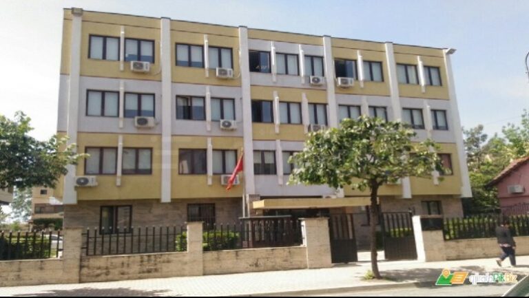 Gjykata lë në burg 67-vjeçarin që tentoi të vrasë me makinë punëtorin e mirëmbajtjes së rrugës