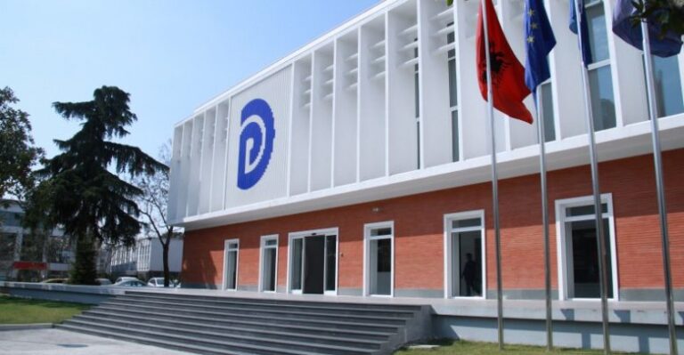 Tritol banesës së kreut të demokratëve në Shijak, reagon PD: Akt kriminal, autorët të vihen para përgjegjësisë
