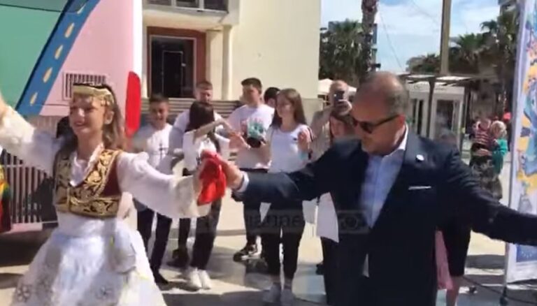 Soreca hedh valle me të rinjtë në Durrës: E kam kap ritmin (VIDEO)