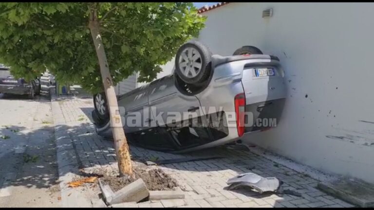 Aksident në Vlorë. Makina përmbyset në trotuar, shpëton shoferja