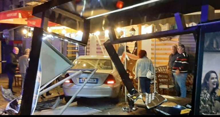 (FOTO) Makina “fluturon” dhe futet në lokal, plagosen dy kalimtare në Tiranë