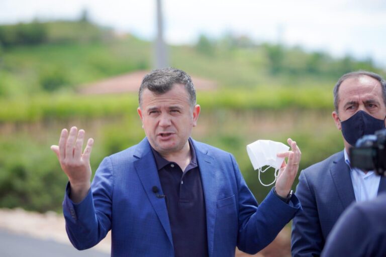 Asfaltohet rruga në Qukës Shkumbin, Balla: Transformimi i infrastrukturës së brendshme të fshatit ka qenë prioritet
