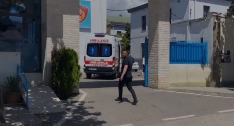 Tronditet Elbasani, burri në proces divorci vrau gruan dhe plagosi avokatin dhe një polic pranë gjykatës
