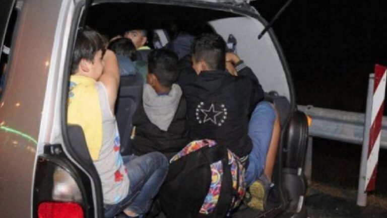 Korçë/ Mbushën makinat plot emigrantë me premtimin se do i dërgonin në një shtet të BE, në pranga 3 persona, në kërkim një 20-vjeçar