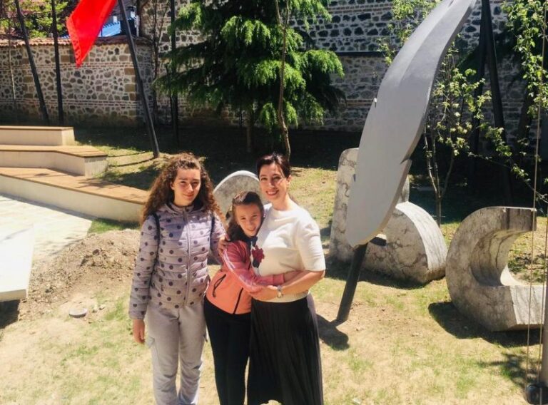 Ministrja e Arsimit, bashkë me vajzat vizitë në Mësonjtoren e parë shqipe
