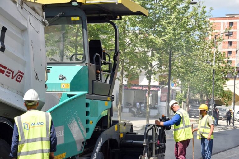 ”Rruga “Tom Plezha” në Astir po del në dritë”, Veliaj: Vijojmë punën për një qytet më të bukur (FOTO)