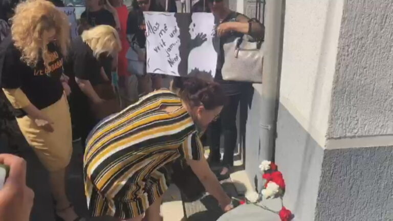Gratë në Elbasan protestojnë për vrasjen e Liljana Buzit: Nuk jemi numra