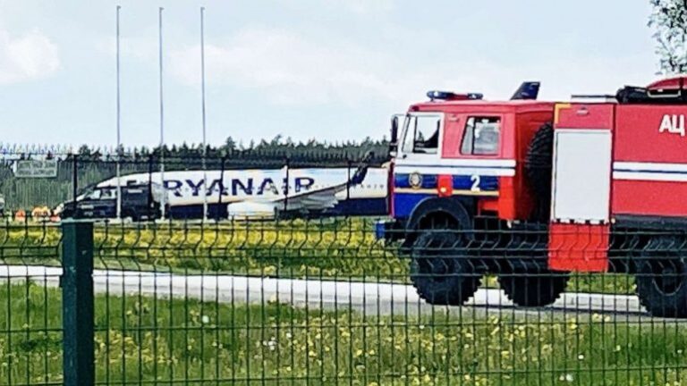 Arrestimi i gazetarit/ Pasagjerët rrëfejnë devijimin e avionit mbi Bjellorusi: Ishte shumë e dhunshme, menduam se do të përplaseshim
