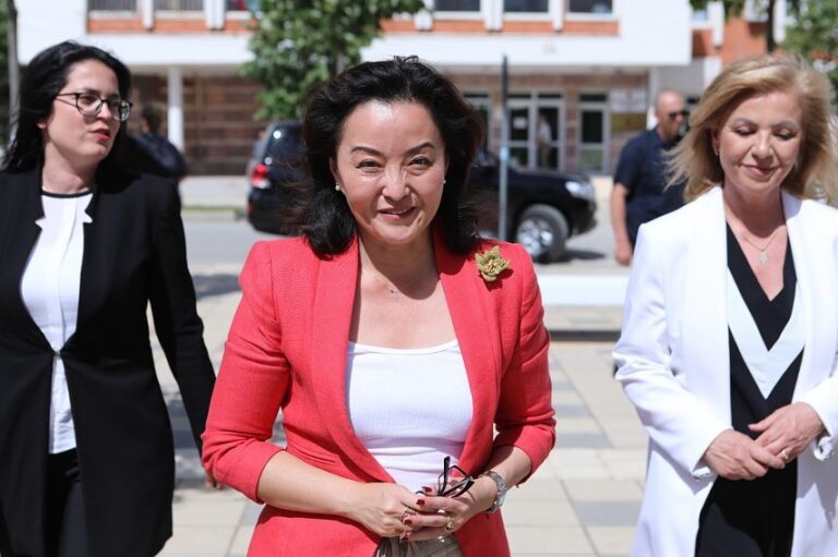 Yuri Kim viziton muzeun etnografik të Kukësit (FOTO)