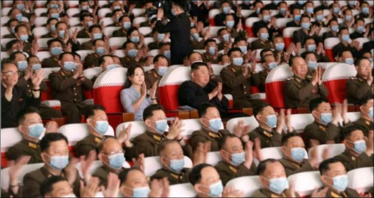 Në krah të bashkëshortit, shfaqet si rrallëherë në publik gruaja e Kim Jong Un
