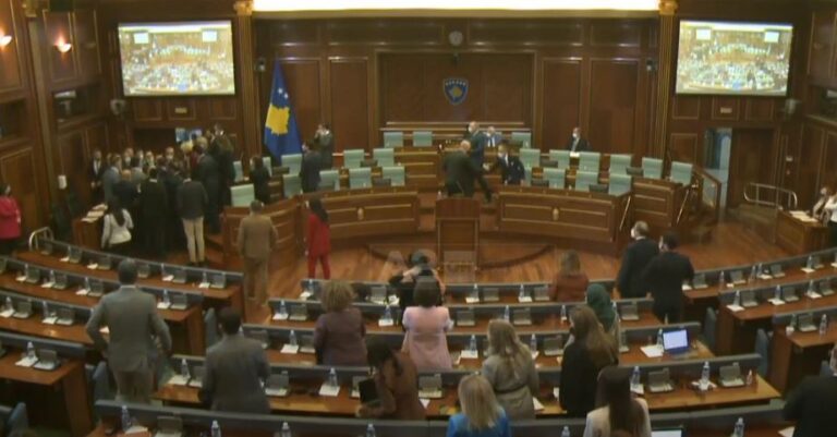Tensione në Kuvend, parandalohen përplasjet fizike (VIDEO)