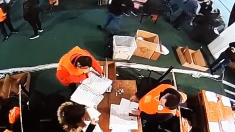 Masakra elektorale e 25 prillit. Pamjet që tregojnë si komisionerët nxjerrin fletët e votimit të pavlefshme