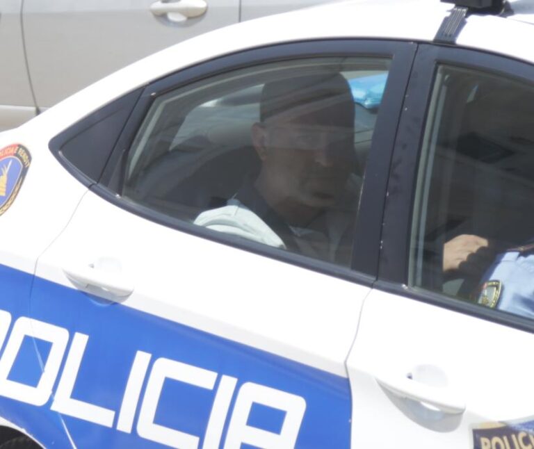Vrau shokun, policia e rikthen 28-vjeçarin në vendin e krimit