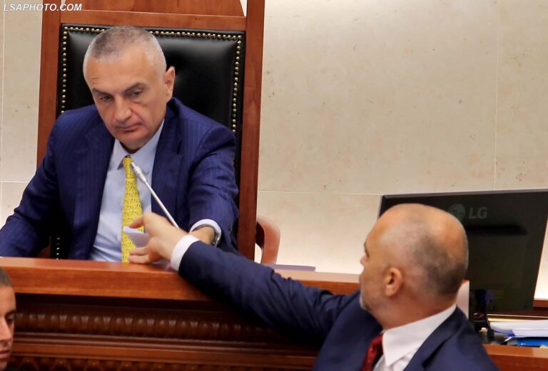 Presidenti mposht kryeministrin në ndeshjen e parë në Kushtetuese