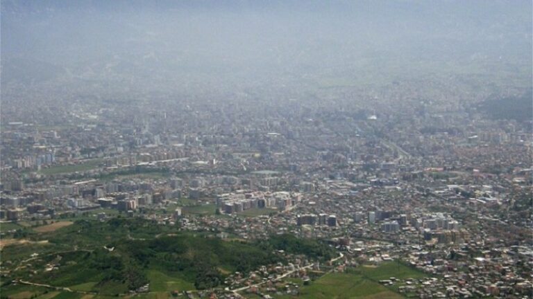 Banka Botërore: Mbi 2 mijë persona humbën jetën nga ndotja e ajrit më 2019. Shqipëria me nivelet më të ulëta në Rajon