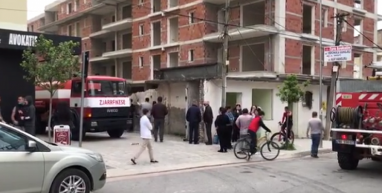 Zjarri përfshiu pallatin 12 katësh në Elbasan, reagon policia