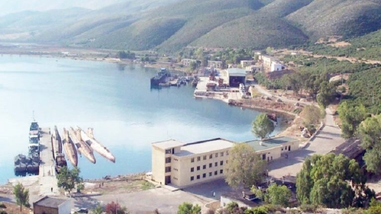 Po lyente anijen, rrëzohet nga lartësia një person në Orikum
