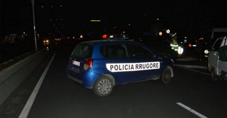 LAJM I FUNDIT/ “Çmendet” shoferi në Durrës, makina me shpejtësi të lartë godet disa makina në lëvizje