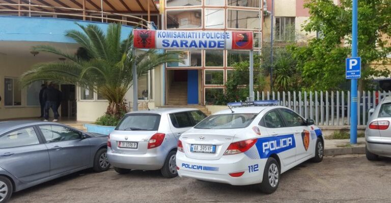 Tentoi t’i vidhte para një 34 vjeçareje, arrestohet grabitësi në Sarandë (EMRI)