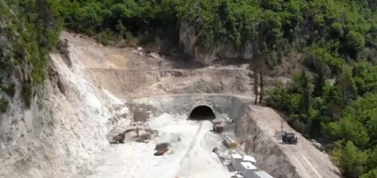 Rama publikon pamjet nga punimet në rrugën Delvinë – Kardhiq (VIDEO)