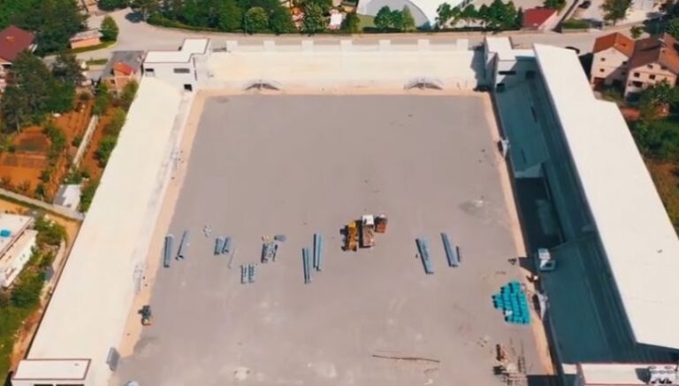 Rama publikon pamjet nga kantieri i ndërtimit të stadiumit të ri në Kukës (Video)