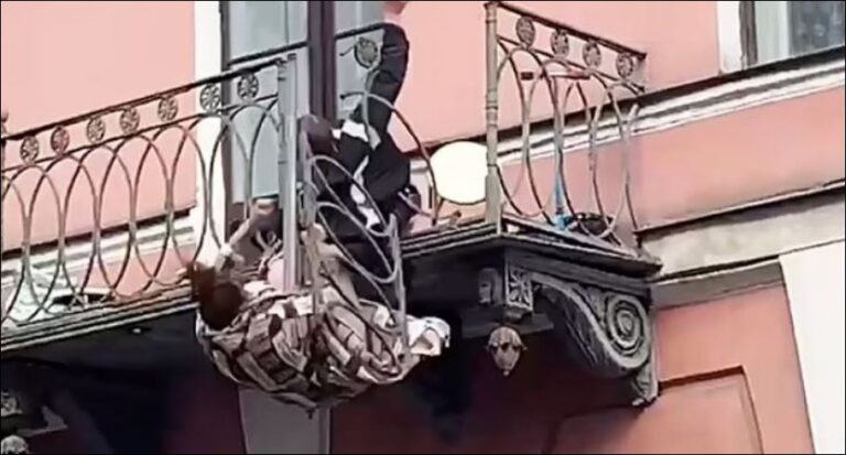 VIDEO/ Çifti në Rusi bie nga ballkoni i katit të dytë pas një sherri