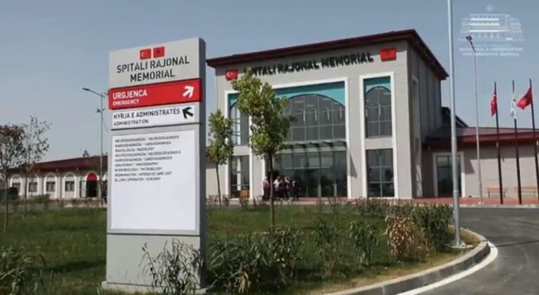 Hapet sot Spitali Memorial i Fierit. Rama poston videon