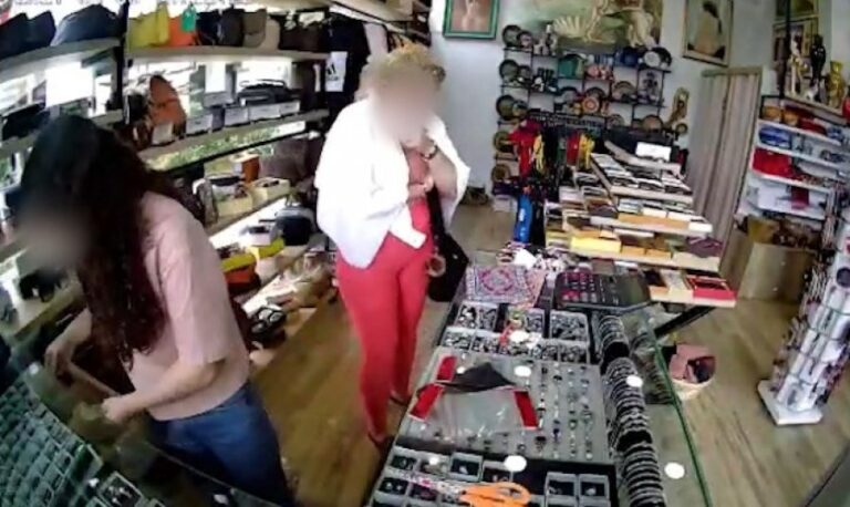 VIDEO/ Turistja serbe nuk përmbahet, vjedh unazën në një dyqan në Sarandë