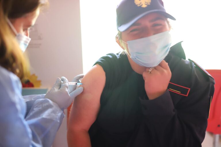 Objektivi 1 mln vaksinime deri në qershor, Manastirliu: Deri tani 20 mijë policë të vaksinuar kundër COVID